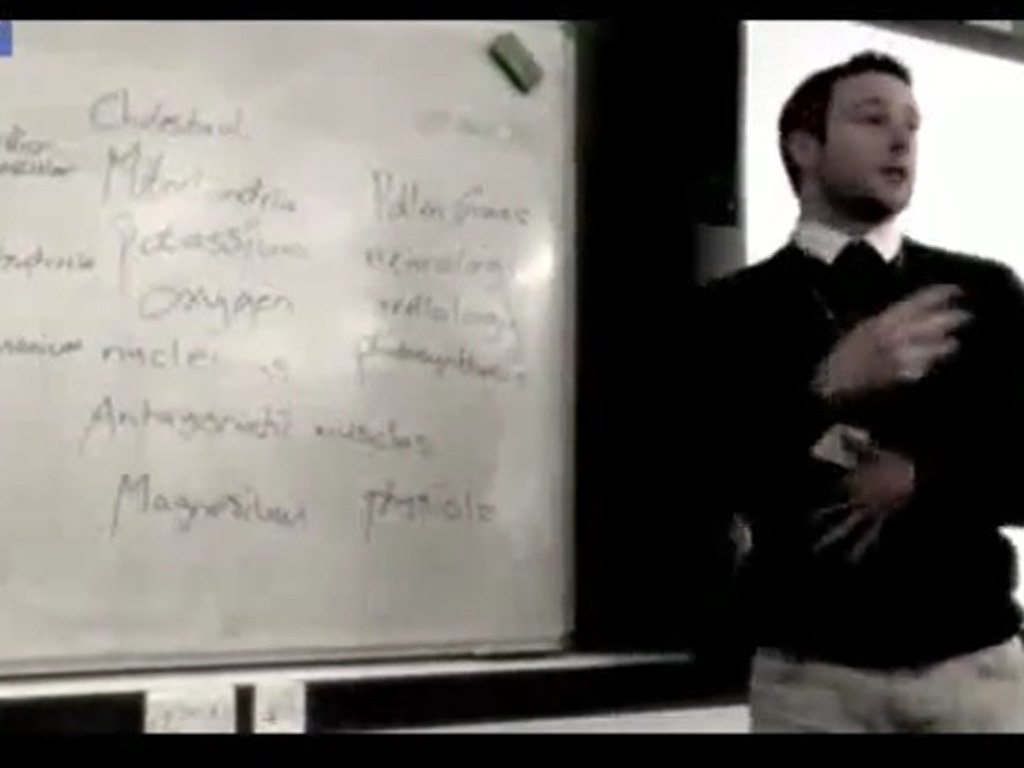 Cảnh giáp viên Foley hát ráp để dạy học sinh - Ảnh: Cắt từ clip trên Daily Mail