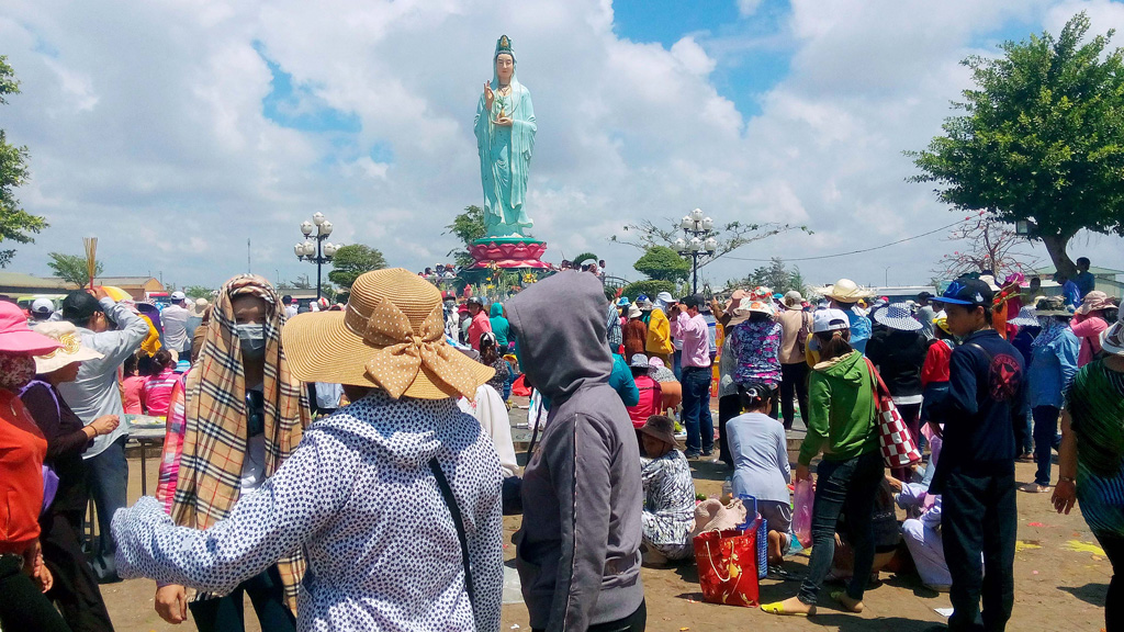 Dù nắng nóng gay gắt nhưng dòng người vẫn đổ ùn ùn về khu du lịch Phật bà Nam Hải - Ảnh: Trần Thanh Phong