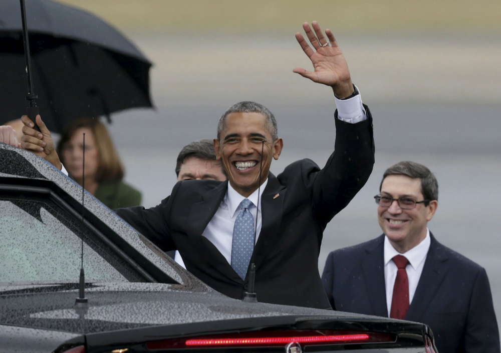 Tổng thống Obama và Ngoại trưởng Cuba Bruno Rodriguez sau khi ông Obama đáp chuyến bay xuống sân bay quốc tế Havana (Cuba) ngày 20.3 (giờ địa phương) - Ảnh: Reuters