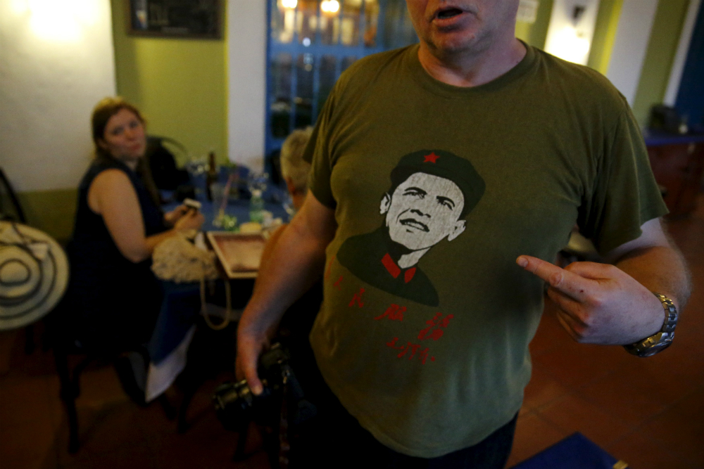 Một du khách người Na Uy tại Havana mặc chiếc áo có in hình ông Obama - Ảnh: Reuters