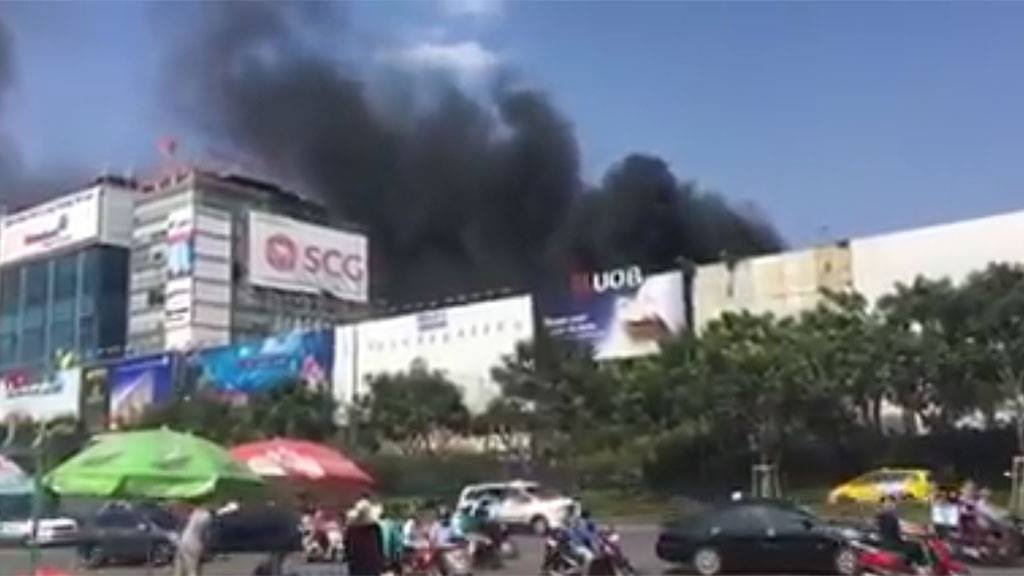 Cột khói bốc lên cao từ hướng sân bay Tân Sơn Nhất khiến nhiều người tưởng nhầm là cháy tại sân bay - Ảnh cắt từ clip