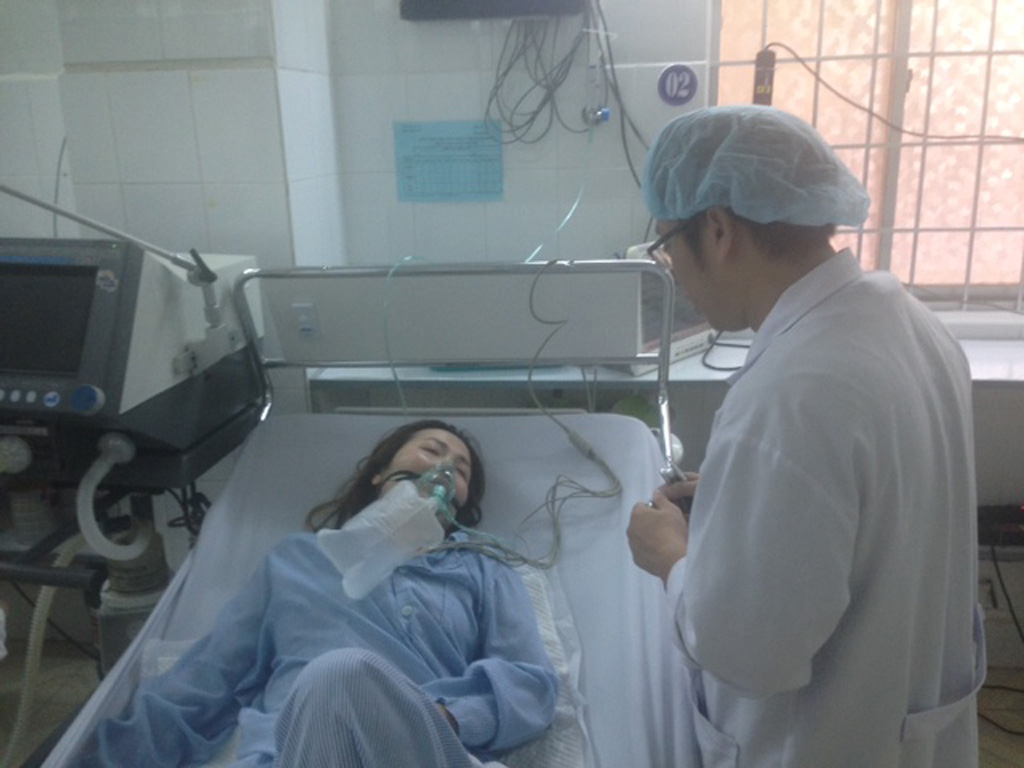 Một nạn nhân tắm biển bị đuối nước đang điều trị tại Bệnh viện Lê Lợi - Ảnh: Nguyễn Long