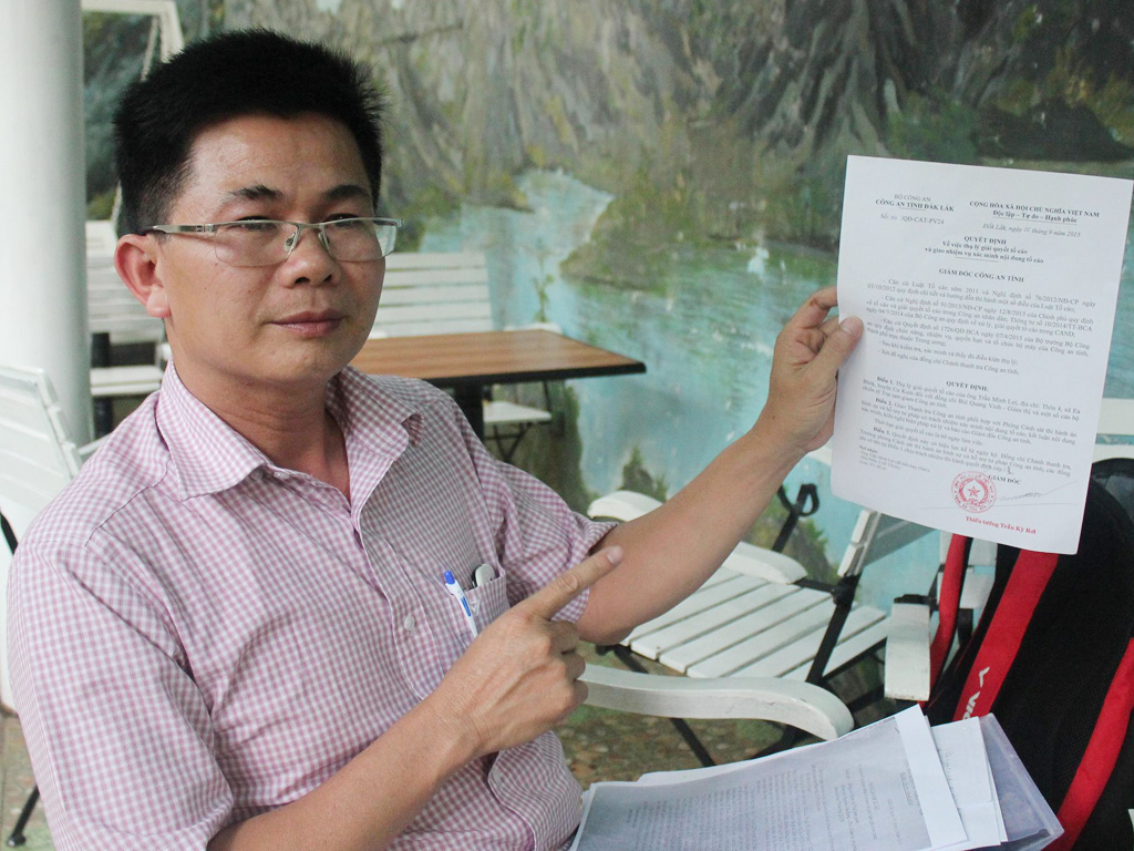 Ông Trần Minh Lợi đang đưa ra tài liệu tố cáo một vụ tiêu cực - Ảnh: Trung Chuyên