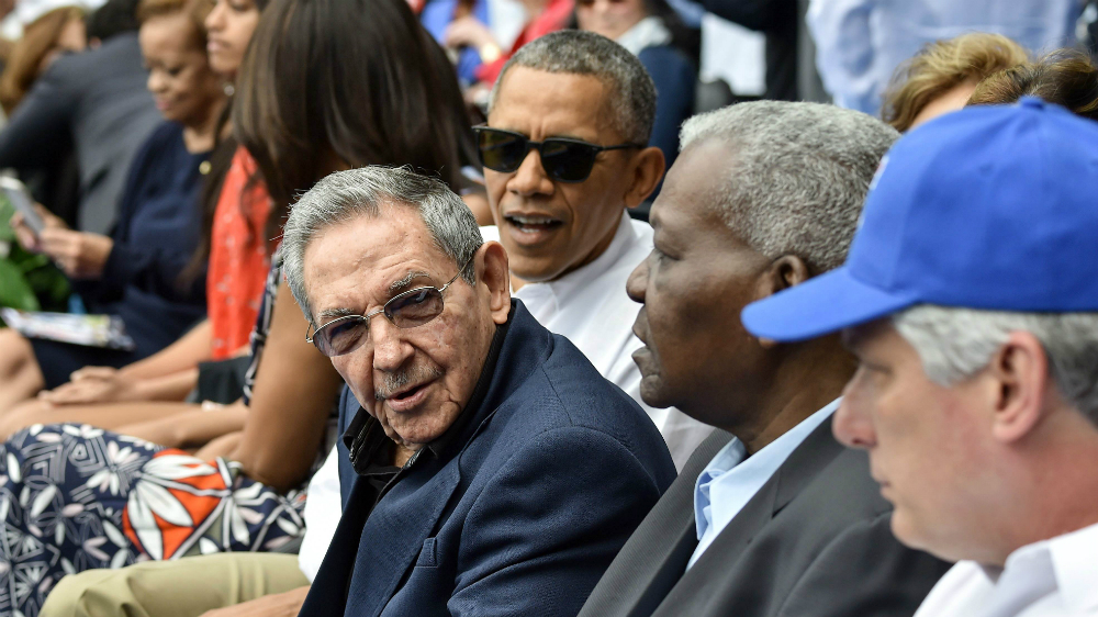 Tổng thống Mỹ Barack Obama ngồi cạnh Chủ tịch Cuba Raul Castro xem một trận đấu bóng chày ở Havana ngày 22.3.2016 - Ảnh: Reuters