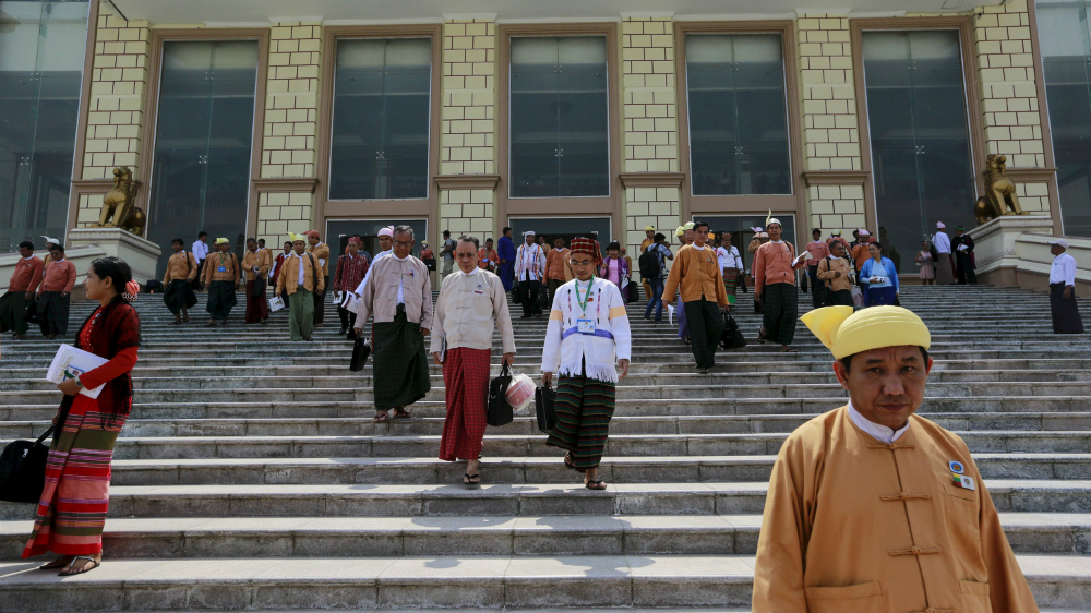Quốc hội Myanmar ngày 24.3 đã phê chuẩn danh sách 17 thành viên nội các mới. Trong ảnh: Các nghị sĩ kết thúc một phiên họp tại Naypyitaw - Ảnh: Reuters