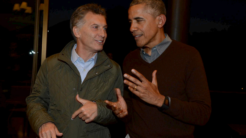 Tổng thống Barack Obama trò chuyện của Tổng thống Mauricio Macri trong chuyến thăm của ông Obama đến Argentina - Ảnh: Reuters