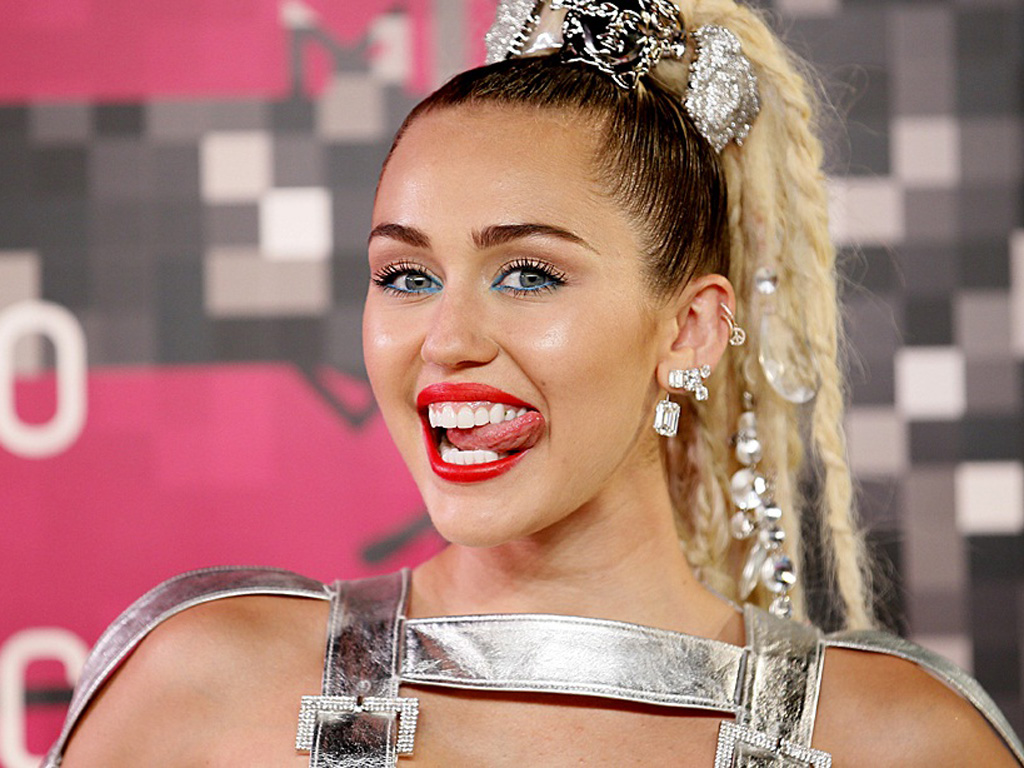 Miley Cyrus không được khán giả ủng hộ khi trở thành huấn luyện viên của The Voice Mỹ - Ảnh: Reuters