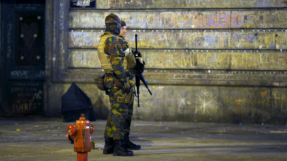 Lính tuần tra Bỉ đứng gác ở thủ đô Brussels - Ảnh: Reuters