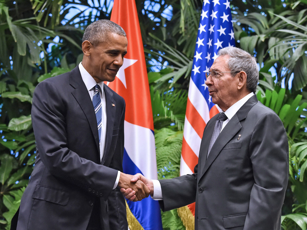 Chủ tịch Raul Castro (phải) tiếp Tổng thống Obama tại thủ đô Havana - Ảnh: AFP