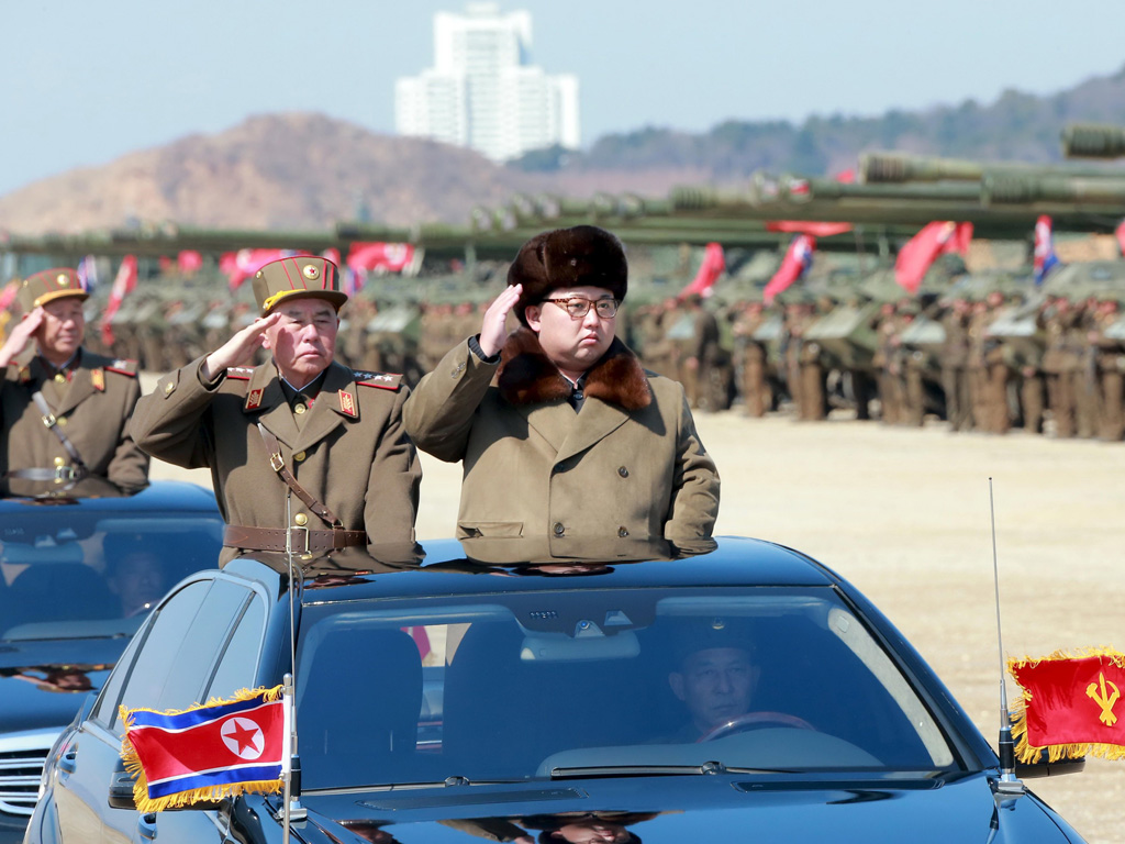 Lãnh đạo Triều Tiên Kim Jong-un thị sát một cuộc diễn tập quân sự - Ảnh: Reuters