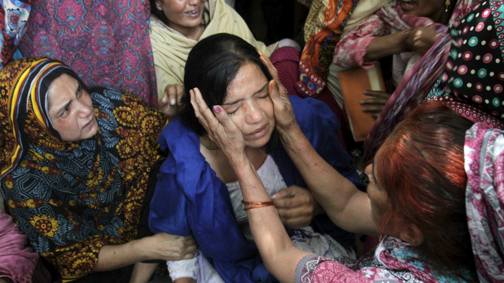 Một người phụ nữ có thân nhân thiệt mạng trong vụ đánh bom ở Lahore - Ảnh: Reuters