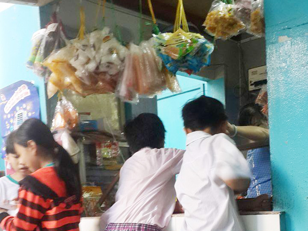 Học sinh thoải mái mua thức ăn không rõ nguồn gốc trong căn tin trường học - Ảnh: Lam Ngọc