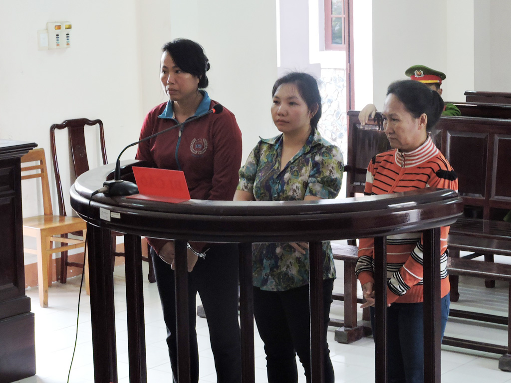 Hiên ở giữa cùng 2 bị cáo tại phiên tòa - Ảnh: Nguyễn Long