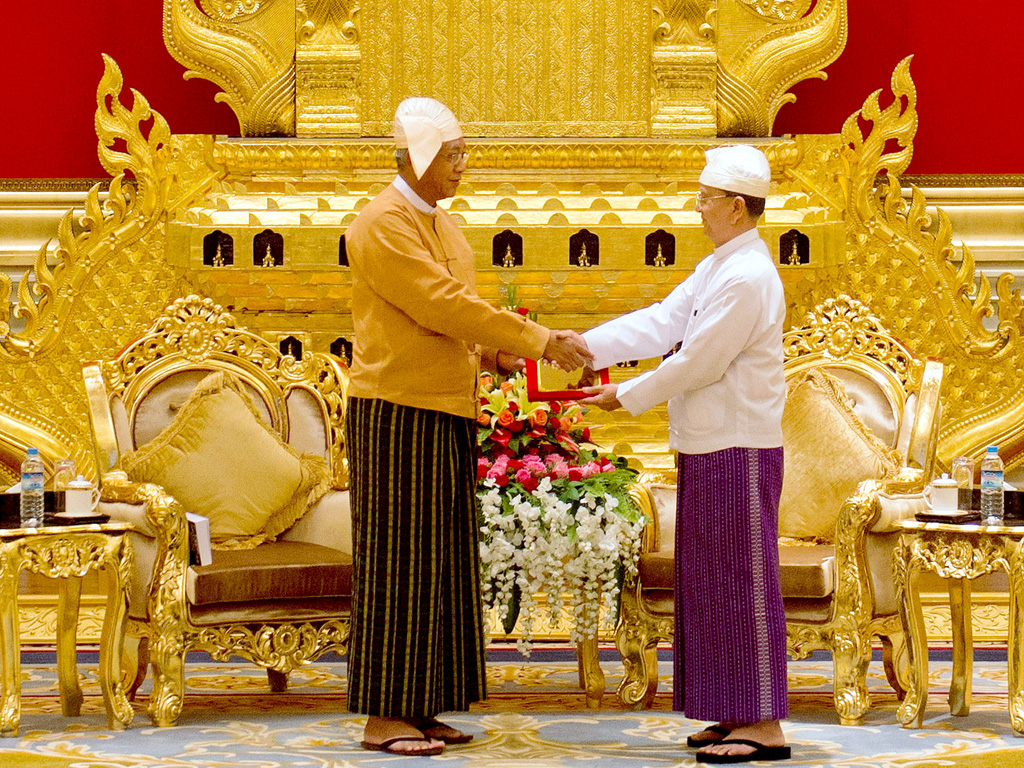 Nghi thức chuyển giao giữa Tổng thống Htin Kyaw (trái) và Tổng thống mãn nhiệm Thein Sein - Ảnh: Reuters