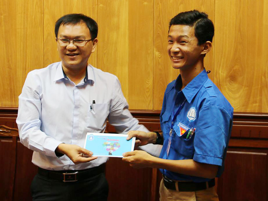 Anh Lâm Đình Thắng (trái) tặng 5 triệu đồng cho anh Lê Thanh Truyền - Ảnh: Lê Thanh