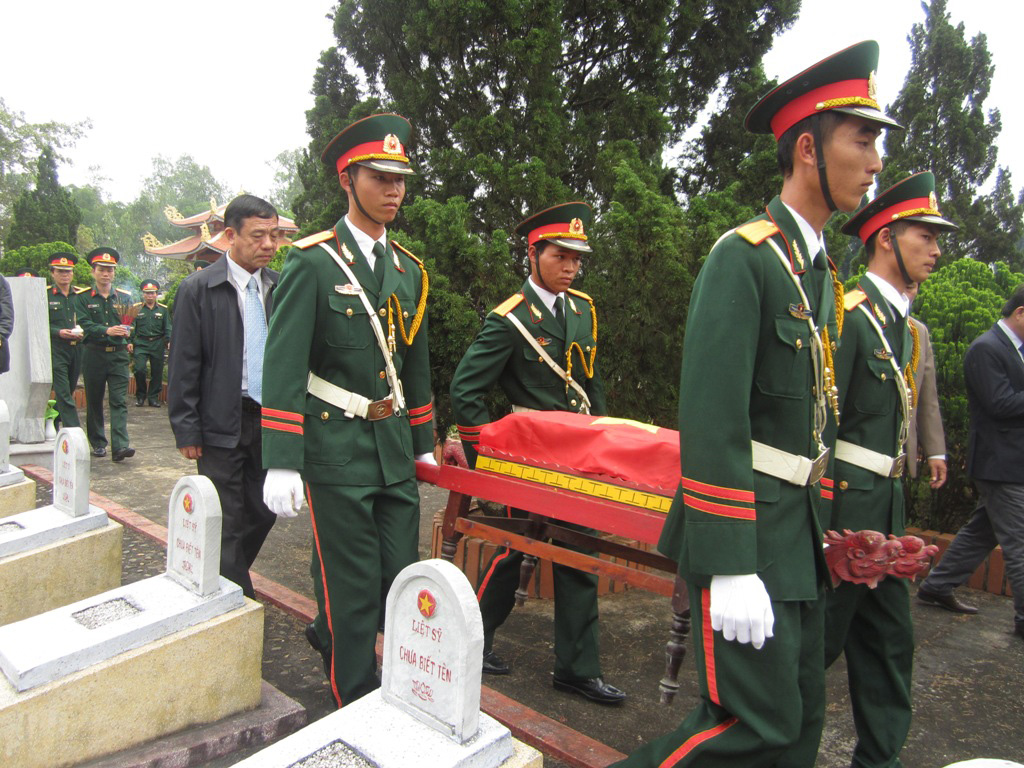 An táng hài cốt liệt sĩ tại nghĩa trang liệt sĩ huyện Gio Linh - Ảnh: Nguyễn Phúc