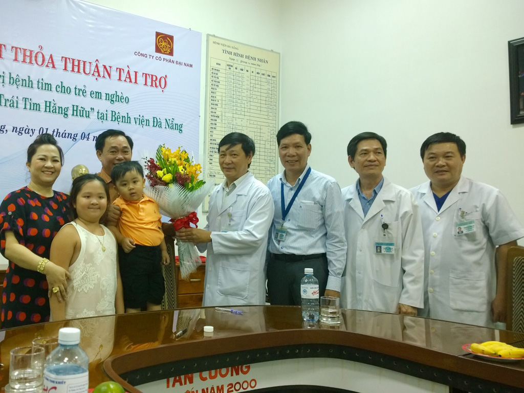 Đại diện lãnh đạo bệnh viện Đà Nẵng tặng hoa cảm ơn cho gia đình ông Dũng - Ảnh: Diệu Hiền