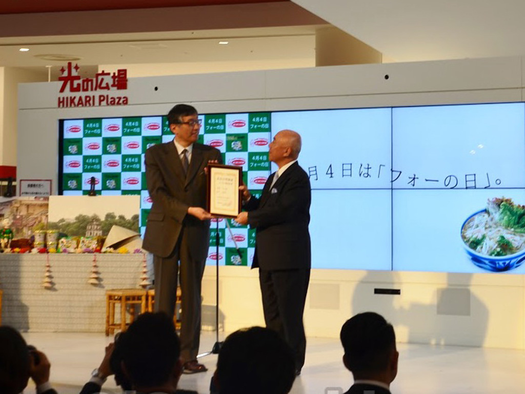 Ông Kiyoshi Kase (trái) trao chứng nhận “Ngày của Phở” cho ông Hiroshi Muraoka - Ảnh: Anh Nguyễn Xuân Khoa cung cấp