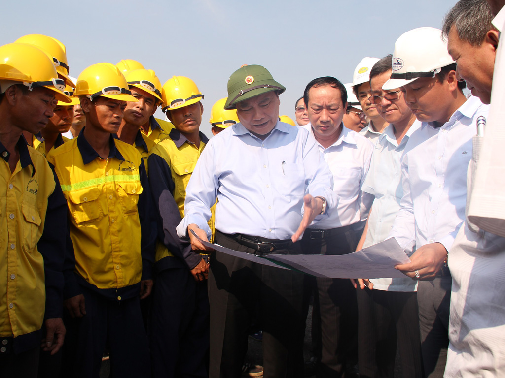 Phó thủ tướng Nguyễn Xuân Phúc thị sát tình hình vận chuyển hàng hóa tại ga Hố Nai - Ảnh: Lê Lâm