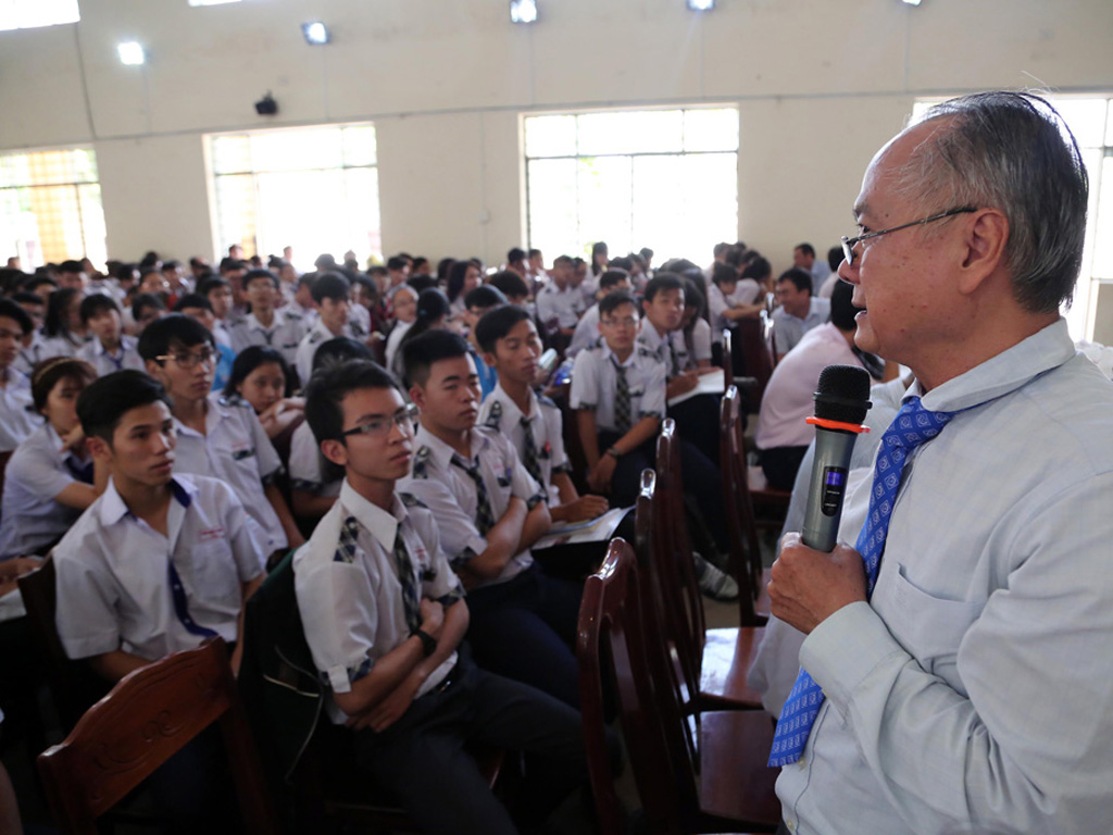 PGS-TS Đỗ Văn Xê, Phó hiệu trưởng Trường ĐH Cần Thơ giải đáp thắc mắc của học sinh  - Ảnh: Đào Ngọc Thạch