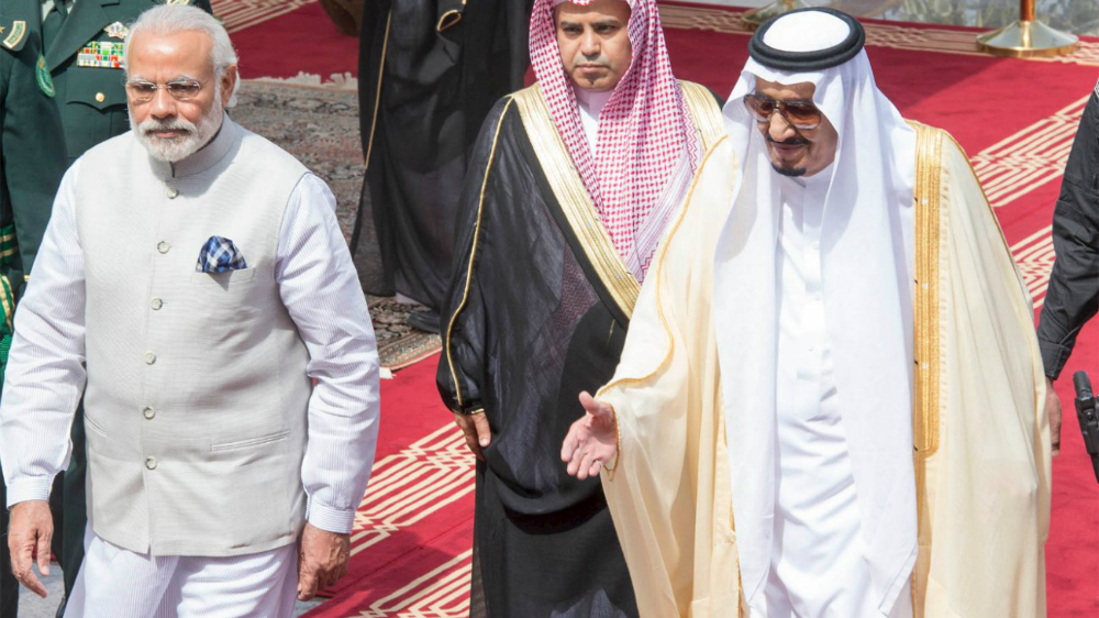 Thủ tướng Ấn Độ Narendra Modi và Vua Salman của Ả Rập Xê Út trong lễ đón chính thức ông Modi đến Ả Rập Xê Út - Ảnh: Reuters
