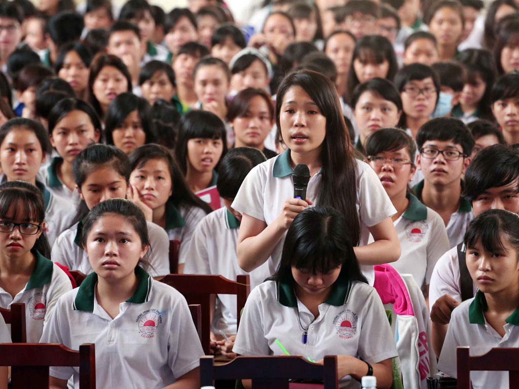 Học sinh Trường THPT Trương Định (Tiền Giang) hào hứng đặt câu hỏi - Ảnh: Đào Ngọc Thạch