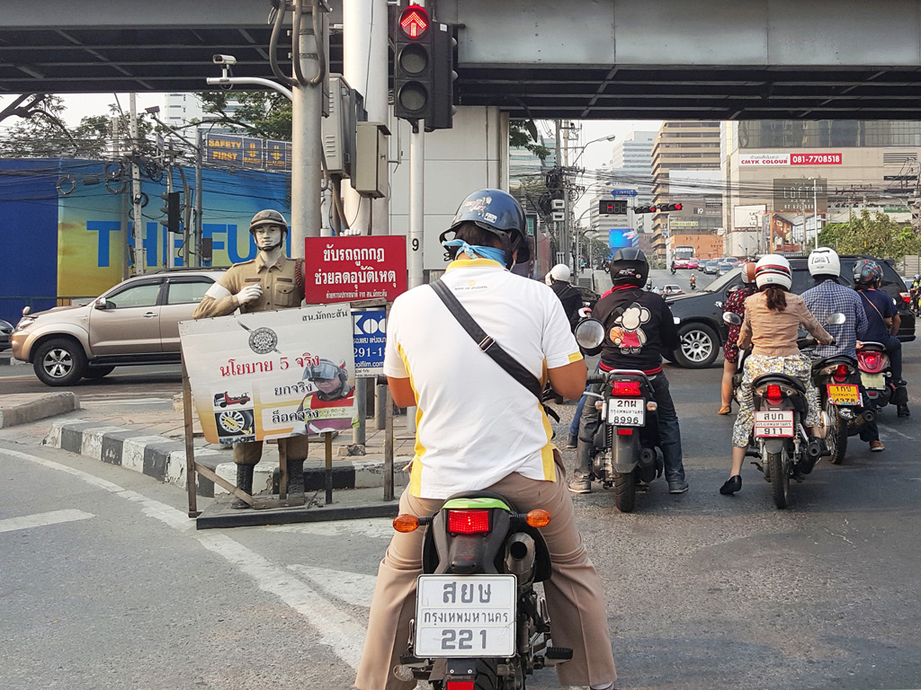 Hình nộm cảnh sát dùng để dọa lái xe chạy ẩu trên đường Asoke Montri ở Bangkok - Ảnh: Lam Yên