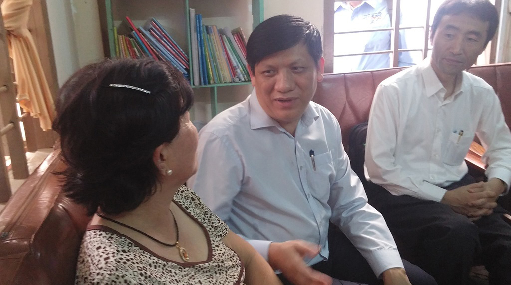 Thứ trưởng Bộ Y tế Nguyễn Thanh Long thăm, động viên bệnh nhân nhiễm vi rút zika - Ảnh: Nguyễn Chung