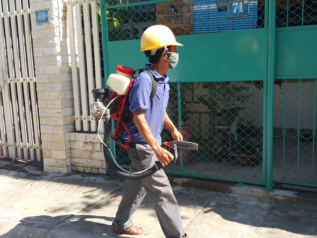 Phun thuốc diệt muỗi để đẩy lùi bệnh sốt xuất huyết và phòng vật trung gian truyền virus Zika - Ảnh: Diệu Hiền