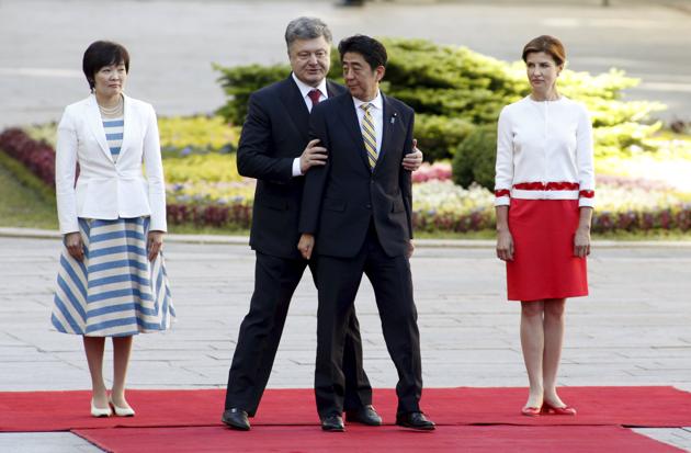 Thủ tướng Nhật Bản Shinzo Abe và Tổng thống Ukraine Petro Poroshenko trong lễ đón tiếp ông Abe đến thăm Ukraine năm 2015 - Ảnh: Reuters