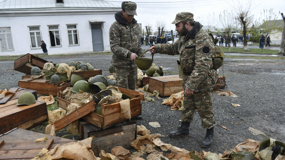 Quân tình nguyện Armenia chuẩn bị lên đường đến vùng giao tranh Nagorno-Karabakh - Ảnh: Reuters