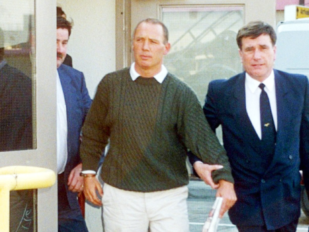 Gordon Parry (giữa) bị cảnh sát áp giải năm 1990 - Ảnh: Shutterstock