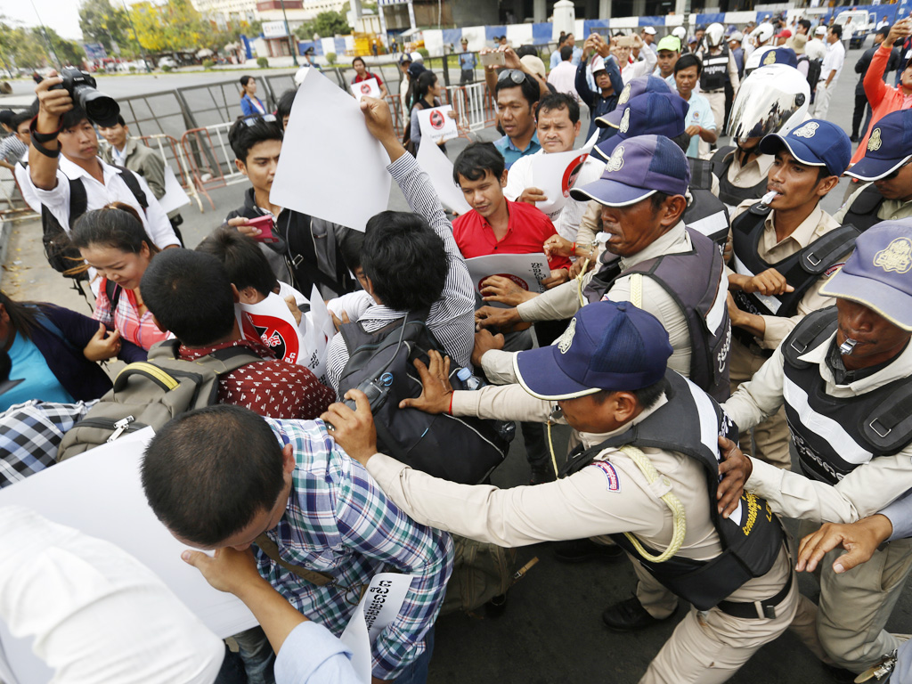Cảnh sát ngăn cản người biểu tình chống luật nghiệp đoàn ở Phnom Penh ngày 4.4 - Ảnh: Reuters