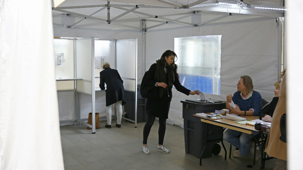 Người dân Hà Lan đi bỏ phiếu trong cuộc trưng cầu dân ý vừa qua - Ảnh: Reuters