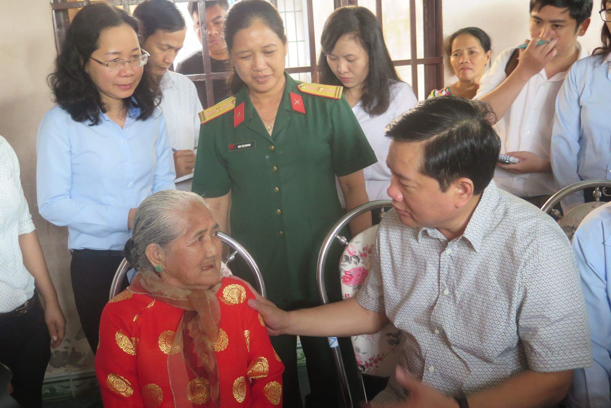 Bí thư Thành ủy Đinh La Thăng thăm bà mẹ VNAH là mẹ Nguyễn Thị Em (SN 1935) ở ấp Chánh, xã Tân Thông Hội - Ảnh: Trung Hiếu
