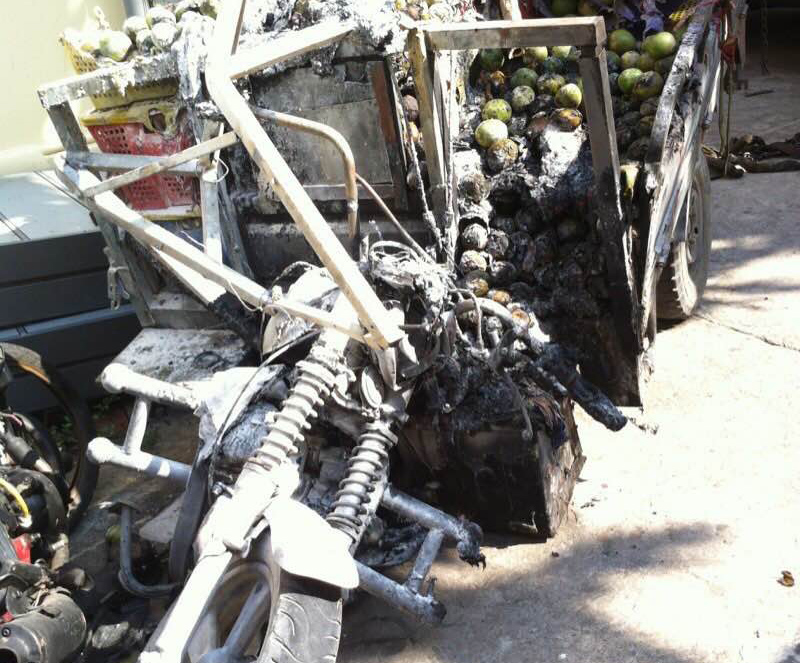 Xe ba gác bị cháy sau vụ tai nạn - Ảnh: Nguyên Bảo