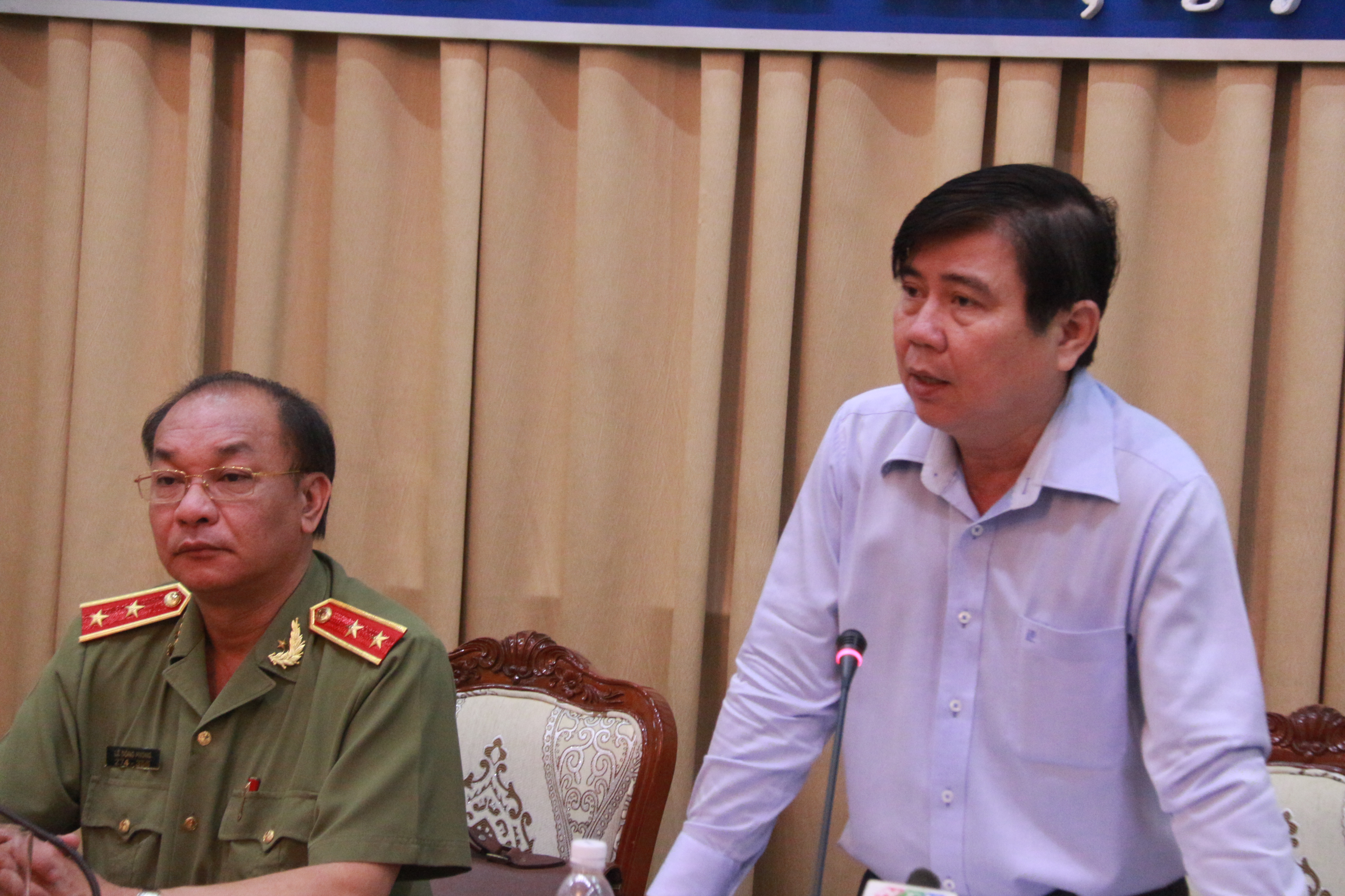 Ông Nguyễn Thành Phong (người đứng) chủ trì cuộc họp quán triệt, triển khai nhiệm vụ đấu tranh, phòng chống tội phạm và tệ nạn trên địa bàn TP.HCM - Ảnh: Tân Phú