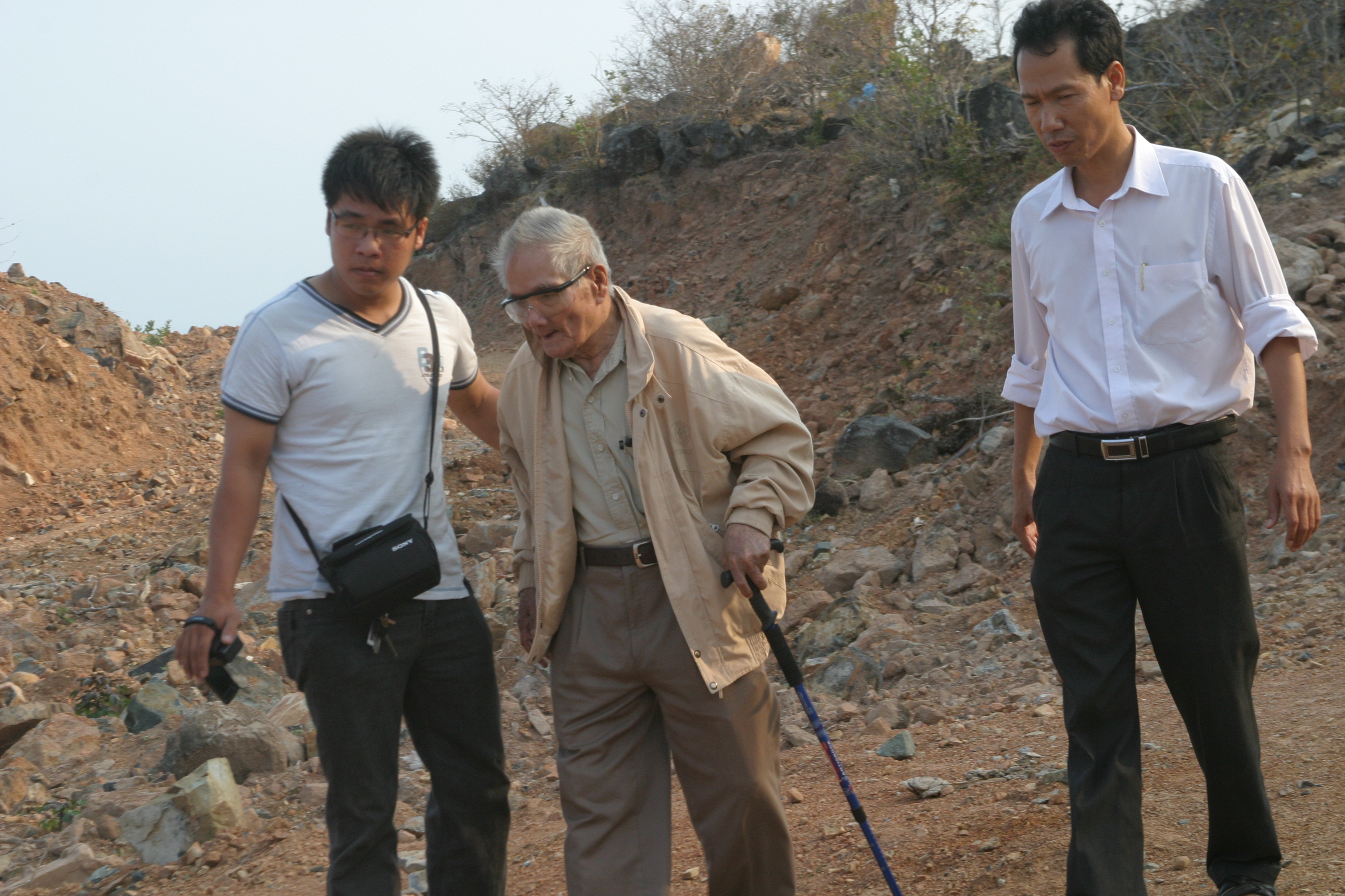 Cụ Tiệp trong lần lên núi Tàu tìm kiếm vàng tháng 9.2014- Ảnh: H.Linh