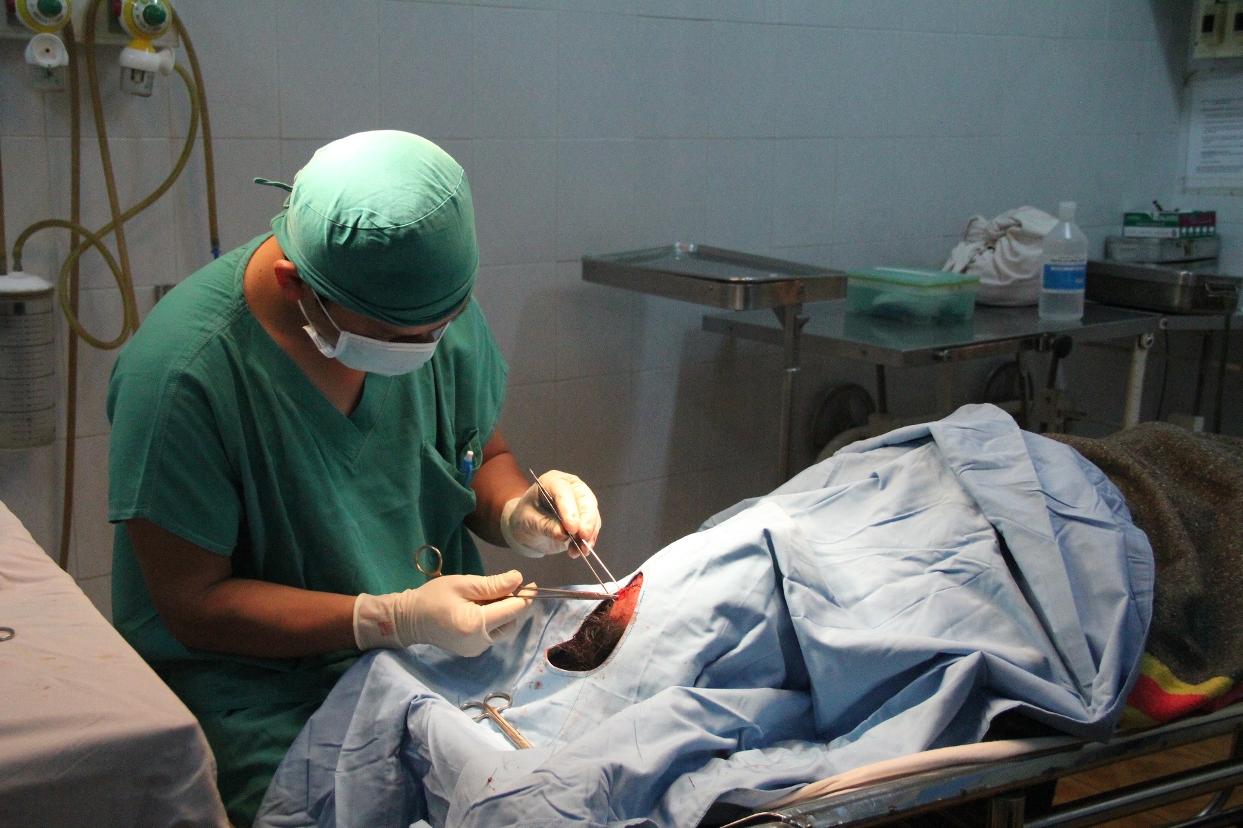 Ông Thành, nạn nhân của trâu điên, đang được cấp cứu tại bệnh viện - Ảnh: Trùng Dương