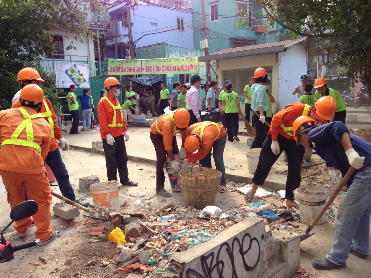 Kèm ảnh: Sau chỉ đạo của Bí thư Đinh La Thăng, Q.1 ra quân làm đẹp khu phố 6 - Ảnh: Tân Phú