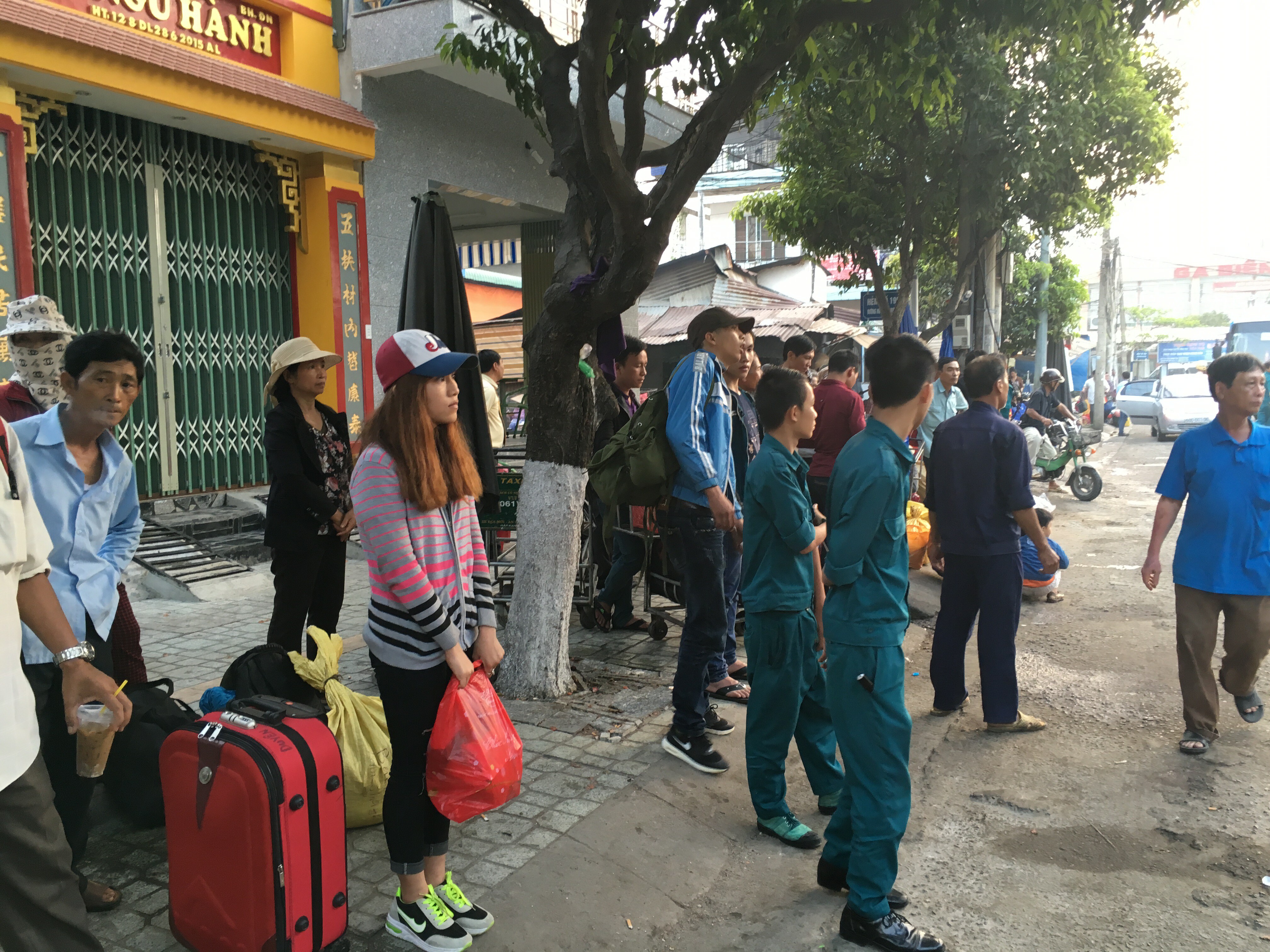 Khách đợi xe trung chuyển tại Ga Biên Hòa - Ảnh: Xuân Đức
