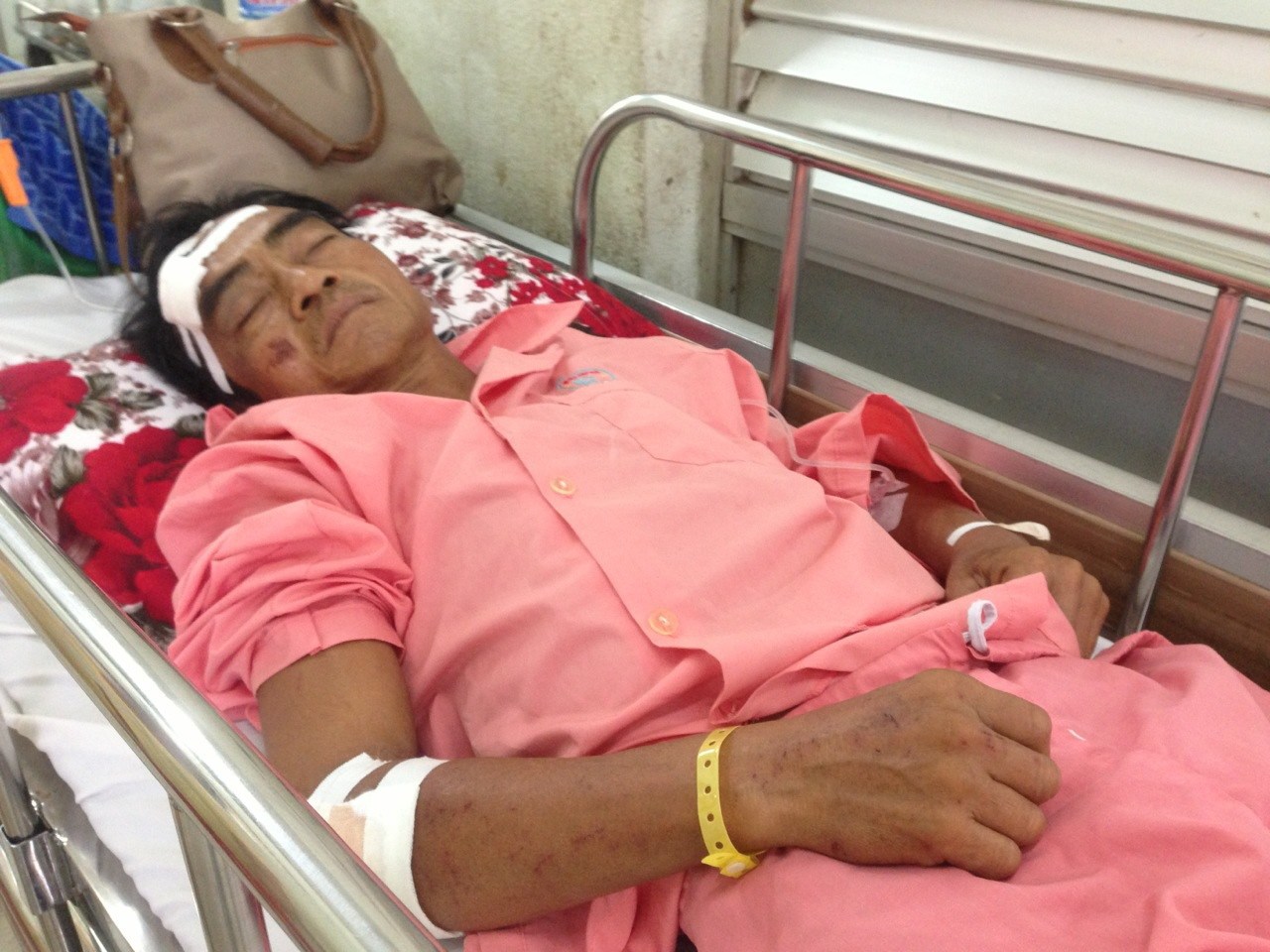 Ông Huỳnh Văn Nén đang được điều trị tại bệnh viện - Ảnh: Thang Duy