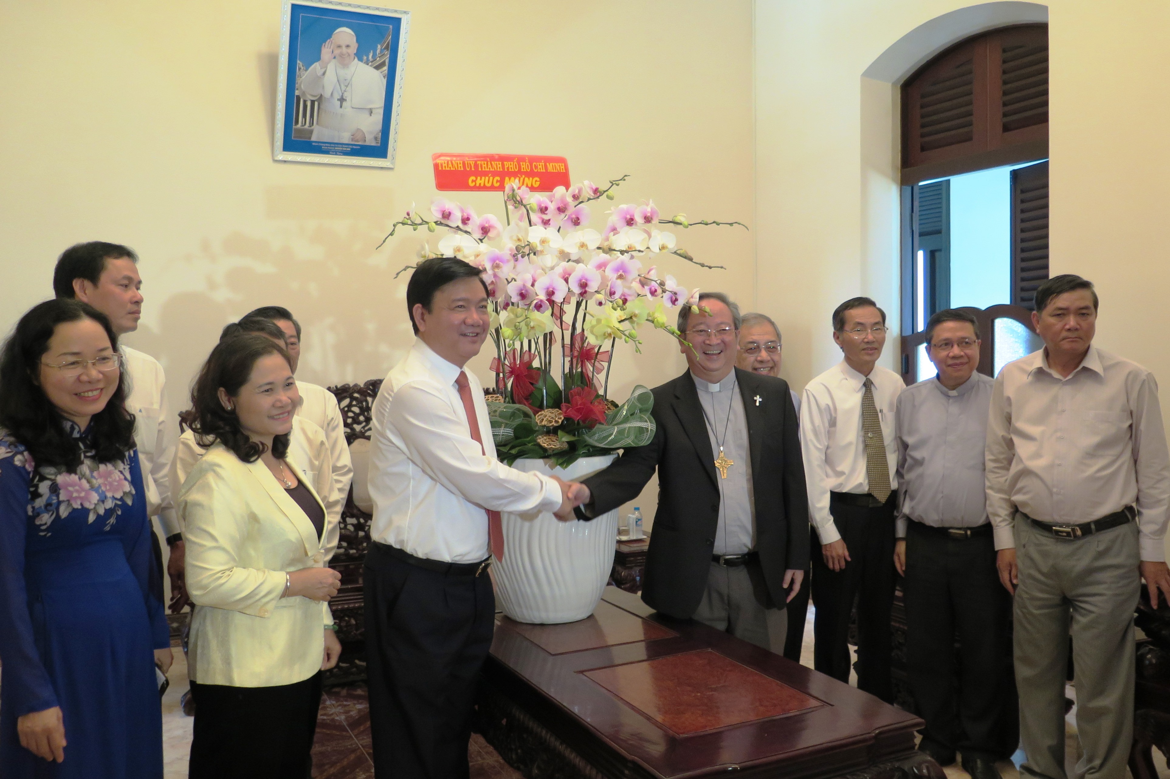 Đoàn lãnh đạo TP.HCM đến thăm Tòa tổng giám mục Giáo phận TP.HCM - Ảnh: Tân Phú