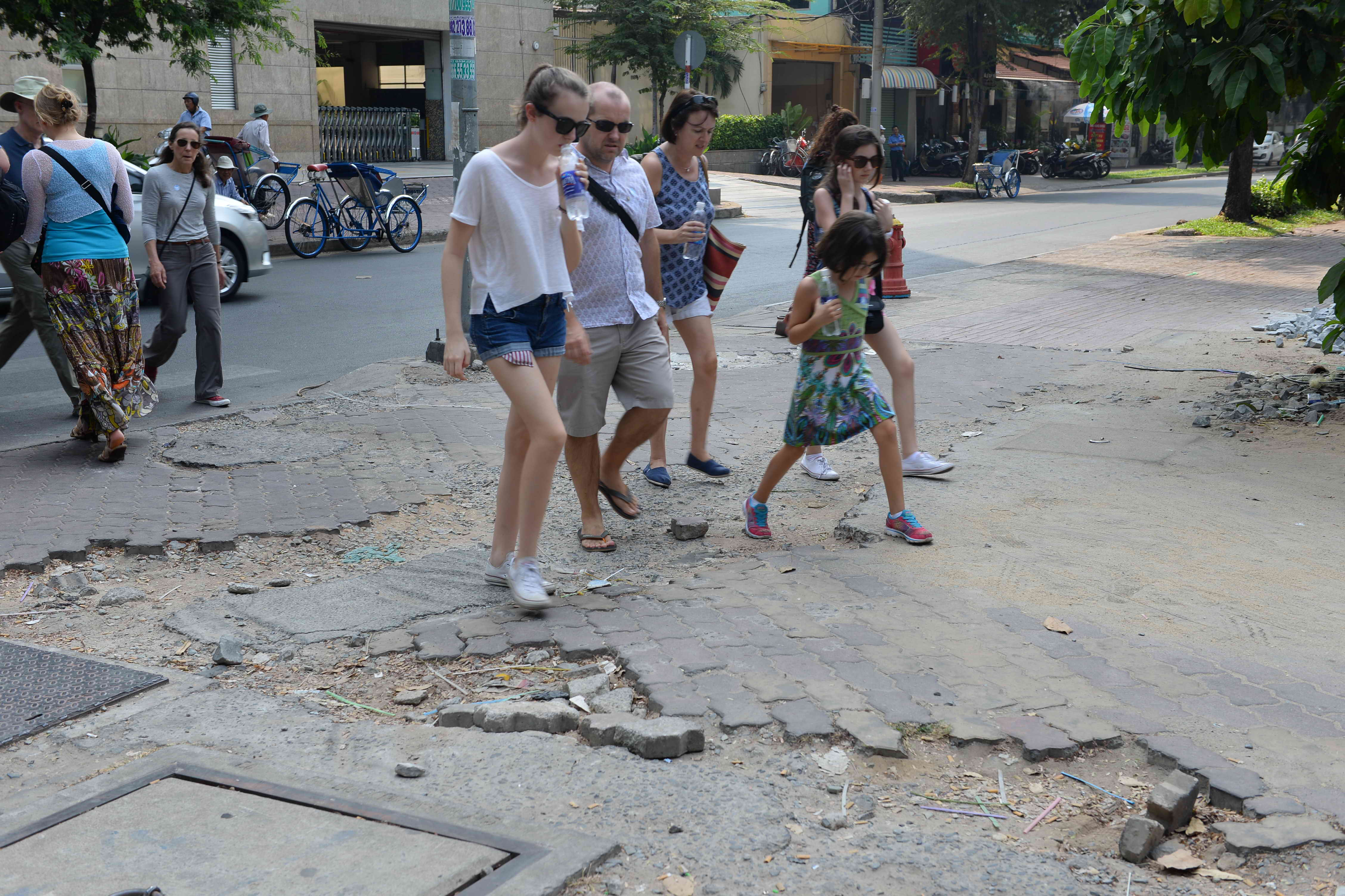 Vỉa hè hư hỏng trên đường Nguyễn Thị Minh Khai - Ảnh: Diệp Đức Minh