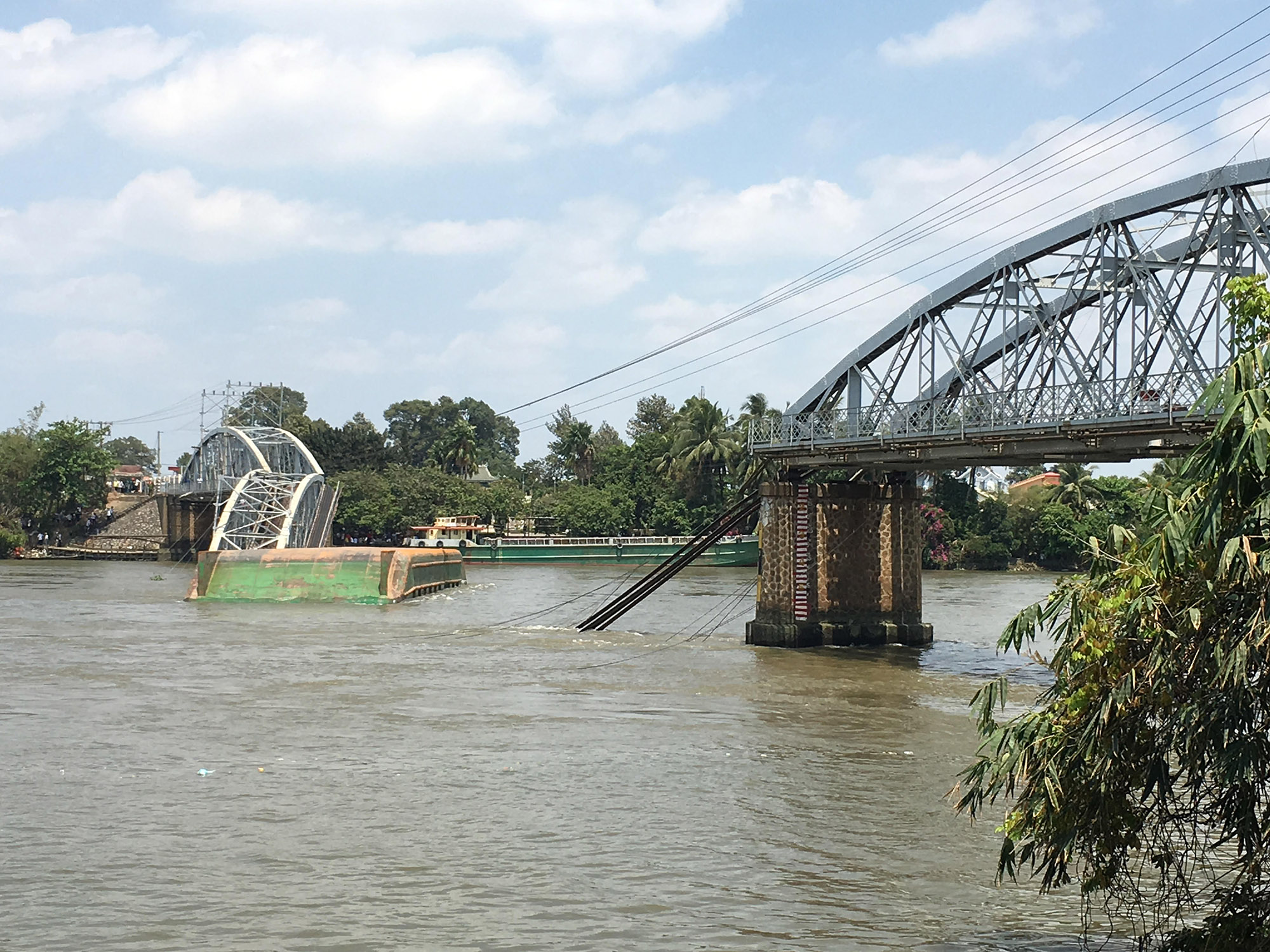 Không ít người dân Biên Hòa - Đồng Nai tiếc nuối cây cầu trăm tuổi bị sà lan tông đổ 2 nhịp cầu Ghềnh từng đi vào nhạc họa, thơ văn - Ảnh: Xuân Đức