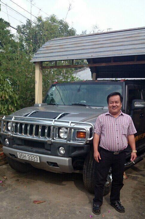 Tòng và "siêu xe" Hummer H2 biển số 95H-3333 nhập từ Mỹ - Ảnh: Mai Trâm