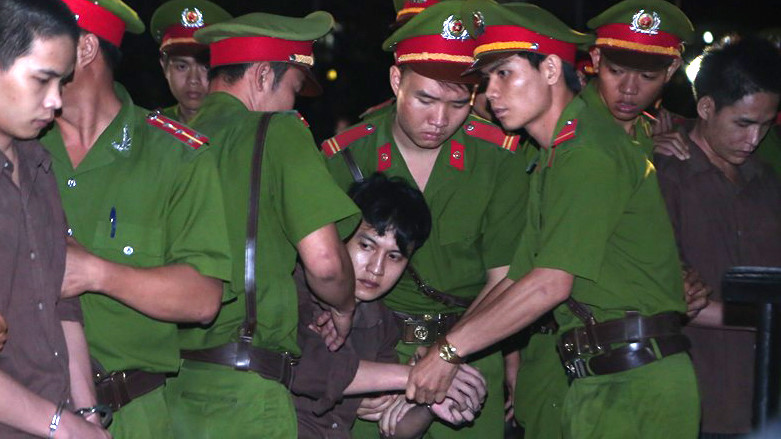 Nguyễn Hải Dương ngã quỵ khi nghe tòa tuyên án tử hình trong phiên tòa sơ thẩm ngày 17.12.2015 