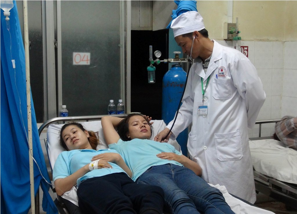 Các công nhân đang được cấp cứu tại bệnh viện đa khoa Chơn Thành - Ảnh: Phước Hiệp