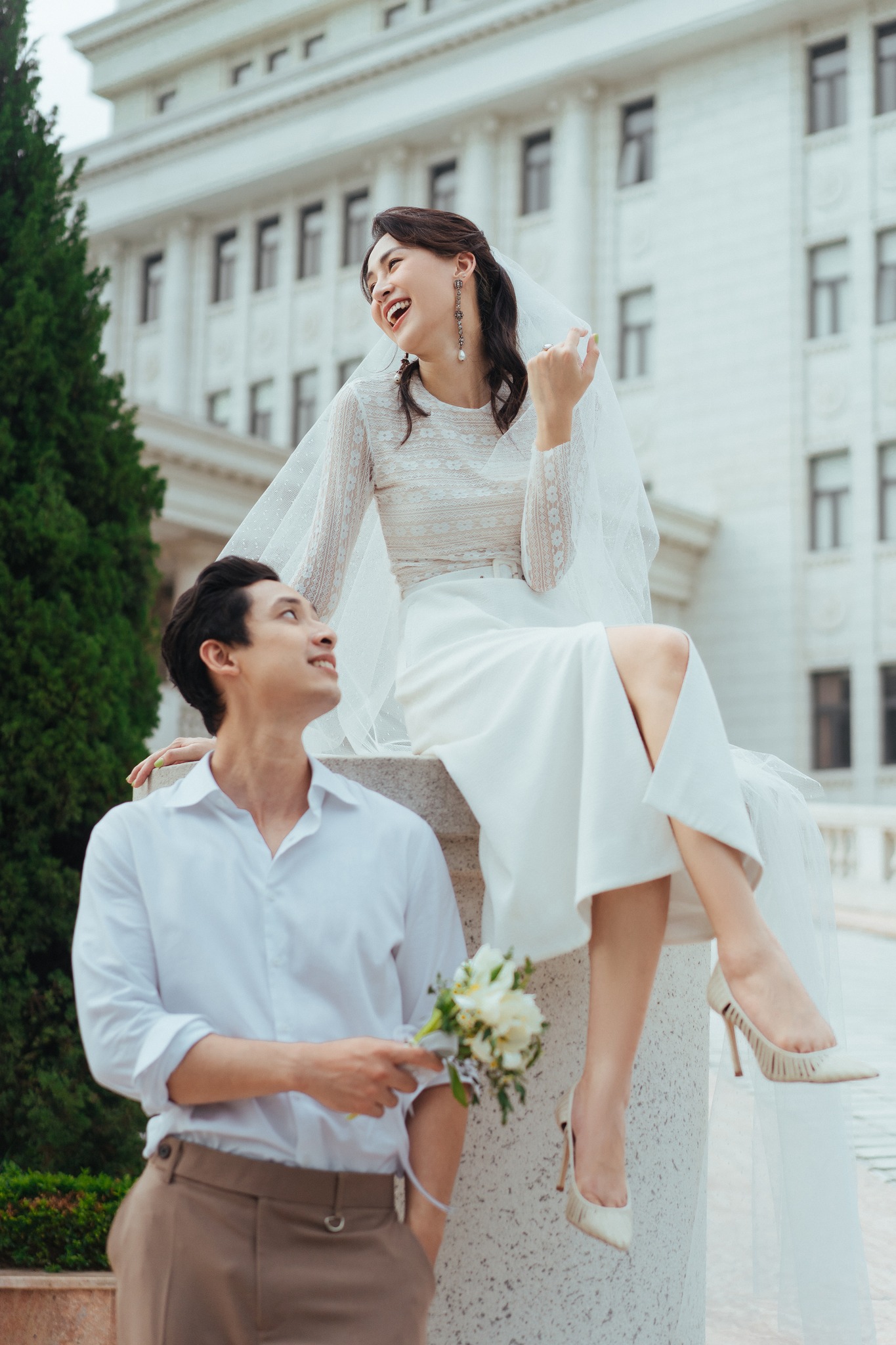 Tân nương nên mua váy cưới CÓ SẴN hay đặt váy cưới THIẾT KẾ sẽ lợi hơn?