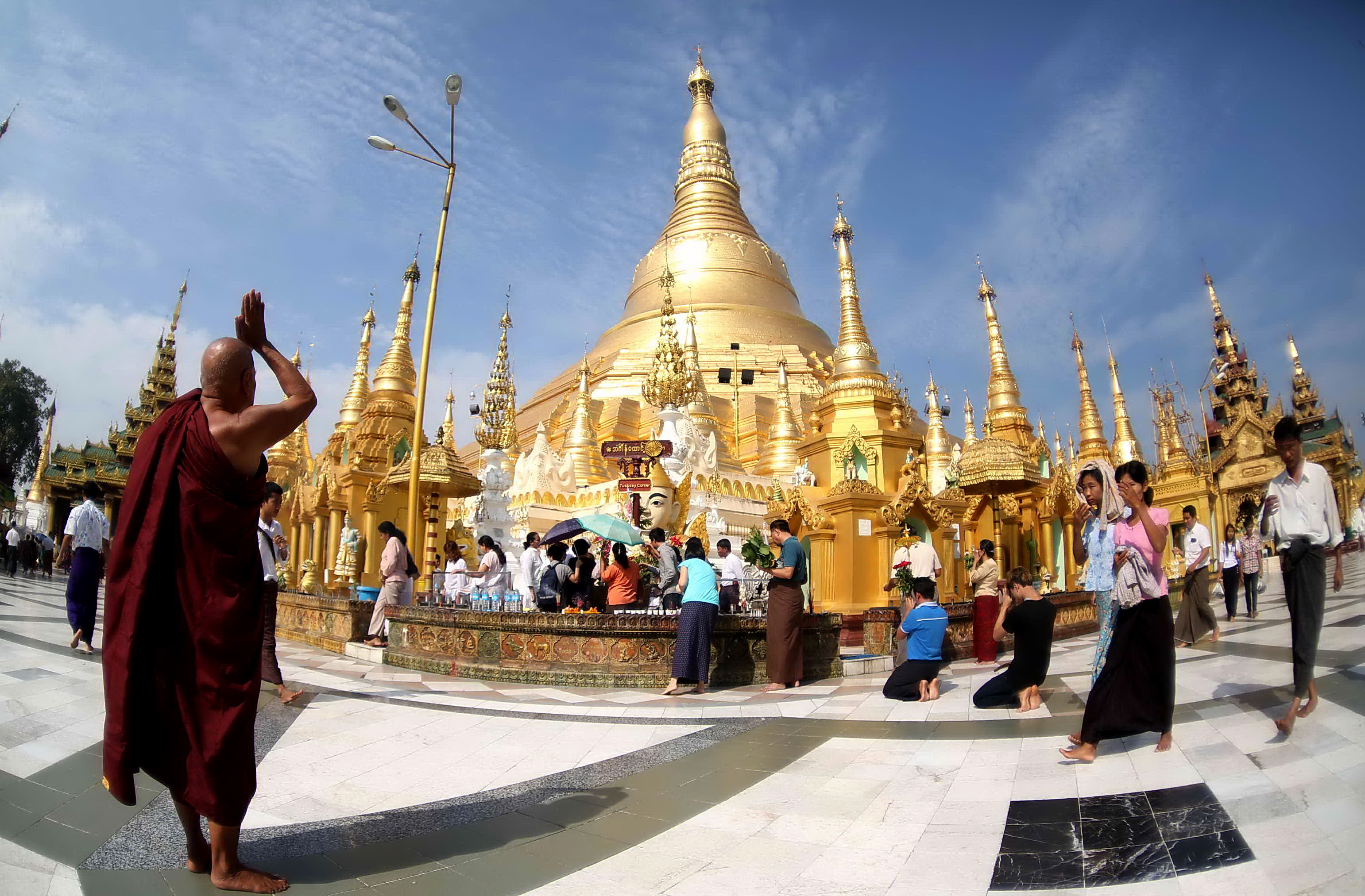Chùa Vàng được coi là ngôi chùa linh thiêng nhất ở Myanmar - Ảnh: Bạch Dương